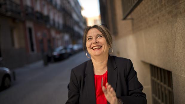 Elvira Roca Barea, retratada en las calles de Madrid